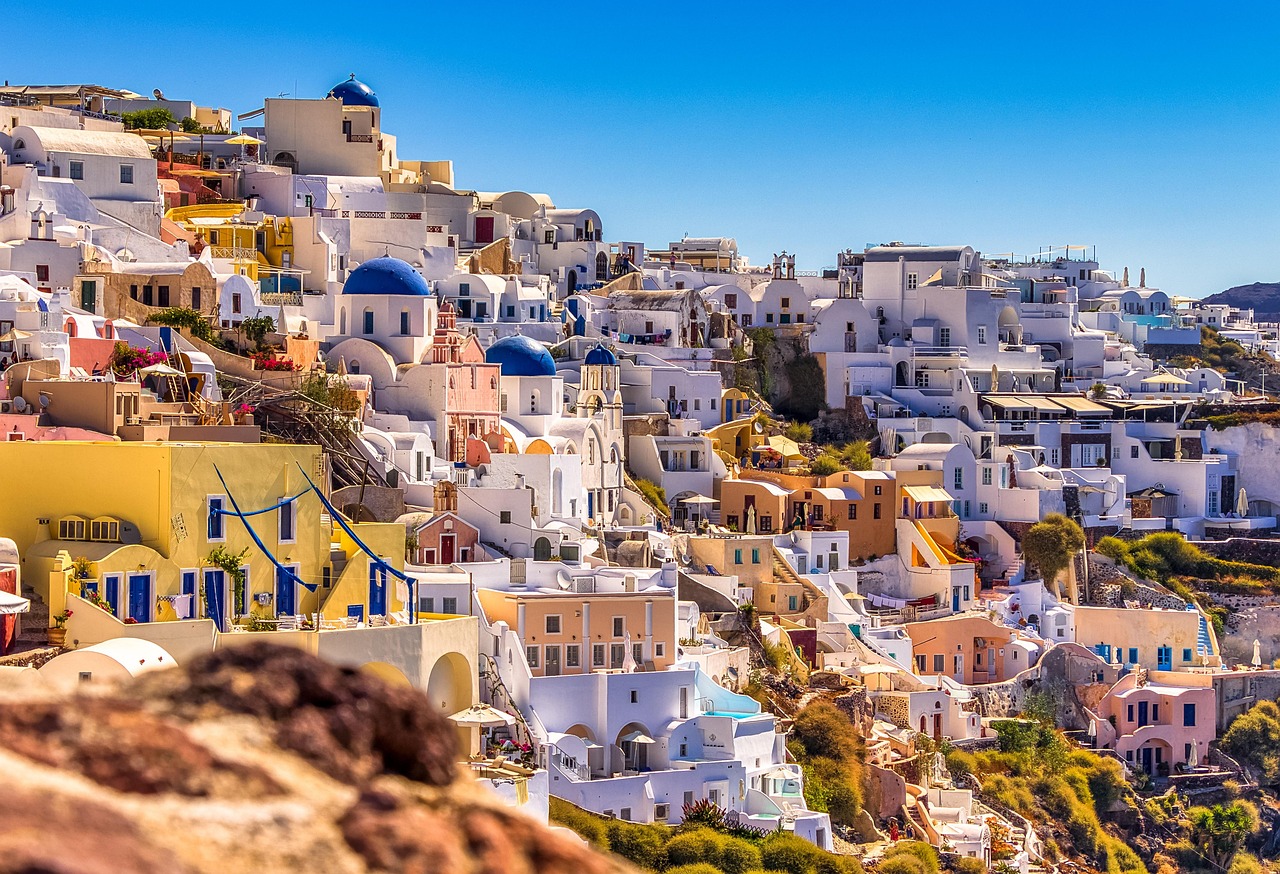 découvrez santorin, la destination idéale pour une escapade en couple, avec ses couchers de soleil romantiques, ses plages magnifiques et son ambiance charmante.
