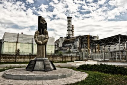 découvrez l'histoire de tchernobyl, site de la célèbre catastrophe nucléaire de 1986, et explorez son impact environnemental et humain à travers des récits et analyses.